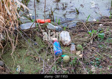 Plastikmüll entlang einer 800 Meter langen Strecke des Flusses Nene vor der Stadt und dem neuen Collage, nach Tagen starken Regens und hohen Wassers. Stockfoto