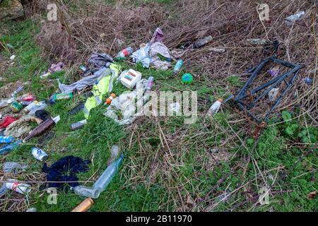 Plastikmüll entlang einer 800 Meter langen Strecke des Flusses Nene vor der Stadt und dem neuen Collage, nach Tagen starken Regens und hohen Wassers. Stockfoto