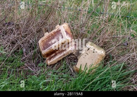 Plastikmüll entlang einer 800 Meter langen Strecke des Flusses Nene vor der Stadt und dem neuen Collage, nach Tagen starken Regens und hohen Wassers. Stockfoto