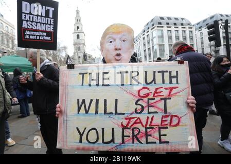 Anhänger von Julian Assange bei einer Demonstration, bei der Assanges Haft und Auslieferung im Australia House, London, protestiert wurde. Stockfoto