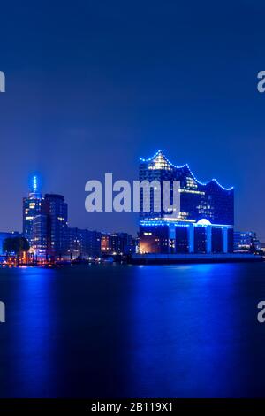 Elbphilharmonie in der Dämmerung, Hafencity, Hamburg, Deutschland Stockfoto