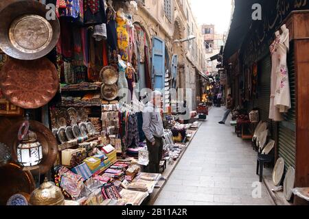 Kairo, Ägypten. Februar 2020. Stände sind auf dem Khan el-Khalili Basar-Markt in Kairo, Ägypten, 16. Februar 2020 zu sehen. Nachdem Ägyptens jahrhundertealter Khan el-Khalili-Markt im Alten Kairo seine typische Szene mit den summenden ausländischen Touristen verloren hatte, wurde er seit der Einstellung der Flüge von und nach China Anfang Februar über den Roman Coronavirus Outbreak hart getroffen.TO GO WITH: "Feature: Ägyptens berühmter Basar sehnt sich nach Einstellung der Fluggutschrift nach chinesischen Touristen: Ahmed Gomaa/Xinhua/Alamy Live News Stockfoto