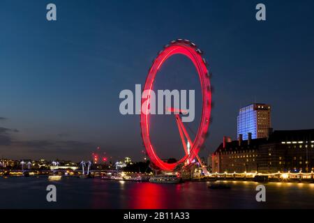 Beleuchtetes Millennium Wheel an der Themse, London, Großbritannien Stockfoto