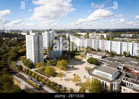 Blick vom Skywalk Marzahner Promenade in Richtung Innenstadt, Marzahn, Berlin, Deutschland Stockfoto
