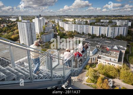 Blick vom Skywalk Marzahner Promenade in Richtung Innenstadt, Marzahn, Berlin, Deutschland Stockfoto