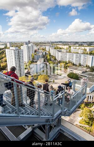 Blick vom Skywalk Marzahner Promenade in Richtung Innenstadt, Marzahn, Berlin, Deutschland Stockfoto