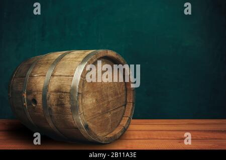 Schöne Holzfässer und ein roter Holztisch mit Holzmuster für die Gestaltung. Stockfoto