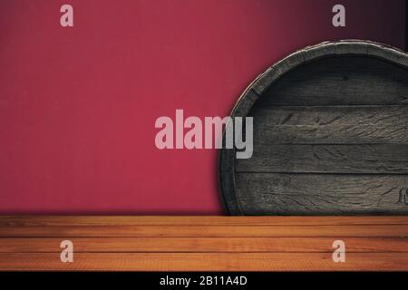 Schöne Holzfässer und ein roter Holztisch mit Holzmuster für die Gestaltung. Stockfoto