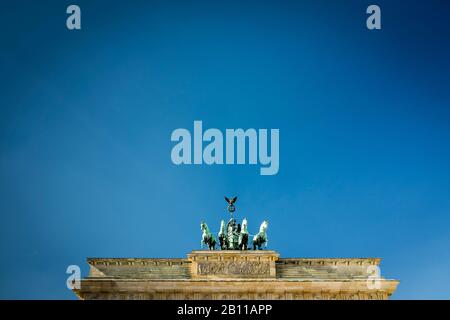 Himmel über Berlin mit Quadriga am Brandenburger Tor, Mitte, Berlin, Deutschland Stockfoto