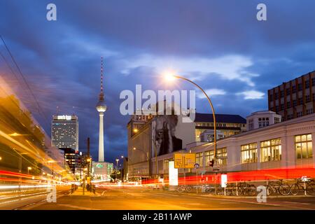 Prenzlauer Allee, Blick zum Fernsehturm, rechts Soho-Haus, im Back Park Inn Hotel, Berlin, Deutschland Stockfoto