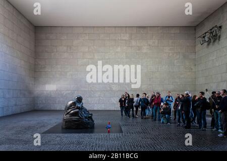 Touristen sehen Mutter mit totem Sohn, Skulptur von Käthe Kollwitz, in der neuen Wache, unter den Linden, Mitte, Berlin, Deutschland Stockfoto