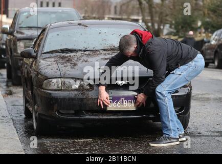 Ein Nummernschild der Stadt Gotham wird während der Dreharbeiten in Glasgow für einen neuen Film für das Batman-Surperhero-Franchise auf ein Auto gesetzt. Stockfoto