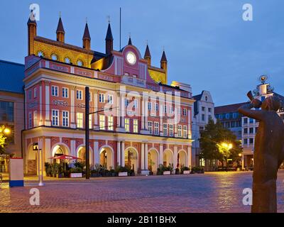 Rathaus am neuen Markt mit Neptunbrunnen in Rostock, Mecklenburg-Vorpommern, Deutschland Stockfoto