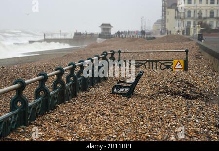 Hove UK 22. Februar 2020 - Die Bänke an der Küste von Hove sind fast vollständig von Schindel bedeckt, der durch die jüngsten Stürme aufgeworfen wurde. Das stürmische Wetter wird sich in den nächsten Tagen in ganz Großbritannien fortsetzen und es wird mit weiteren Überschwemmungen und Schäden gerechnet: Credit Simon Dack / Alamy Live News Stockfoto