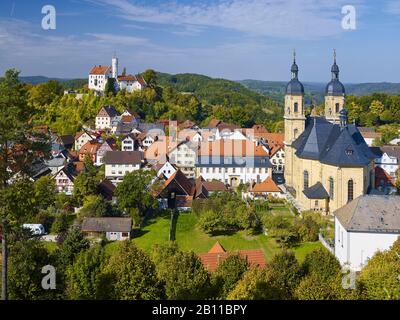 Blick von Kreuzberg zur Wallfahrtskirche und Burg, Gößweinstein, Oberfranken, Bayern, Deutschland Stockfoto