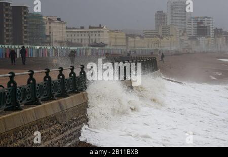 Hove UK 22. Februar 2020 - Wellen stürzen an der Küste von Hove ab, da das stürmische Wetter in den nächsten Tagen in ganz Großbritannien anhalten wird und weitere Überschwemmungen und Schäden erwartet werden: Credit Simon Dack/Alamy Live News Stockfoto