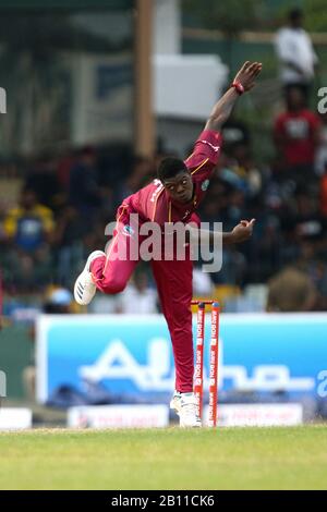 Colombo, Sri Lanka. Februar 2020. Februar 2020, Dem Singhalese Sports Club Cricket Ground, Colombo, Sri Lanka; One-Day International Cricket, Sri Lanka versus West Indies; Alzarri Joseph Bowls Credit: Action Plus Sports Images/Alamy Live News Stockfoto