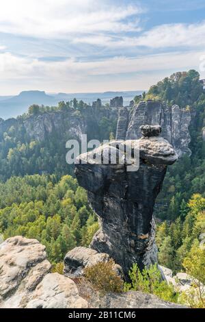 Blick vom kleinen Gänsestein auf Bastei und Lilienstein, Elbsandsteingebirge, Sachsen, Deutschland Stockfoto