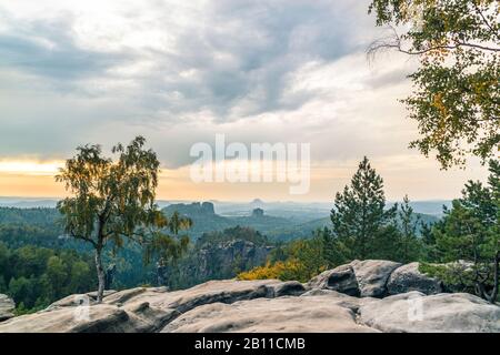 Blick von den Felsen Carola auf die Schrammsteine und den Falkenstein am Abend, Elbsandsteingebirge, Sachsen, Deutschland Stockfoto