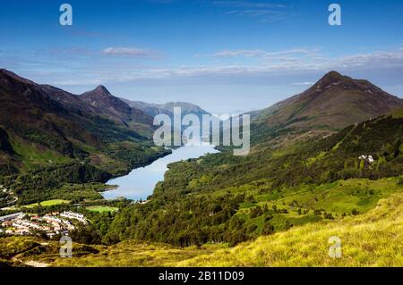 Vielleicht meine Lieblingsansicht... Loch Leven und Kinlochleven von der Landrover Strecke des Mamore Landrovers auf dem Weg in die Hügel. Stockfoto