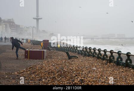 Hove UK 22. Februar 2020 - Die Bänke an der Küste von Hove sind fast vollständig von Schindel bedeckt, der durch die jüngsten Stürme aufgeworfen wurde. Das stürmische Wetter wird sich in den nächsten Tagen in ganz Großbritannien fortsetzen und es wird mit weiteren Überschwemmungen und Schäden gerechnet: Credit Simon Dack / Alamy Live News Stockfoto