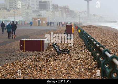 Hove UK 22. Februar 2020 - Die Bänke an der Küste von Hove sind fast vollständig von Schindel bedeckt, der durch die jüngsten Stürme aufgeworfen wurde. Das stürmische Wetter wird sich in den nächsten Tagen in ganz Großbritannien fortsetzen und es wird mit weiteren Überschwemmungen und Schäden gerechnet: Credit Simon Dack / Alamy Live News Stockfoto