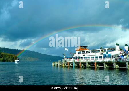 Regenbogen in Bowness-on-Windermere eine Stadt am Ufer des Lake District in Cumbria Stockfoto