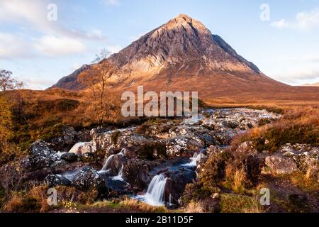 Stob Dearg am östlichen Ende von Buachaille Etive Mor steht an der Spitze von Glen Coe, einem der ikonischen Berge Schottlands. Stockfoto