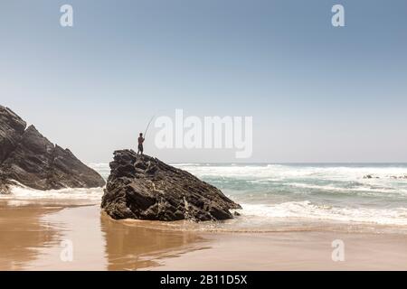 Angler am Strand von Vale Dos Homens, Gemeinde Aljezur, Algarve, Portugal, Europa Stockfoto