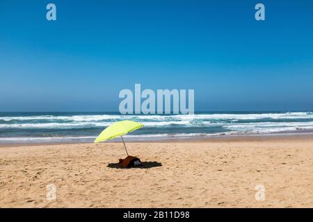 Sonnenschirm, Strand Vale Dos Homens, Gemeinde Aljezur, Algarve, Portugal, Europa Stockfoto