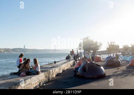 Abendlicht am Tejo-Ufer, Vasco da Gama im Hintergrund, Lissabon, Portugal, Europa Stockfoto