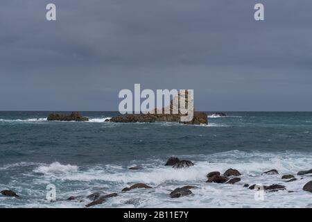 Blick auf die Wellen und die Klippe von Los Galiones in der Nähe des Strandes Roque de Las Bodegas in der Gegend von Taganana, Insel Tenera, Spanien Stockfoto