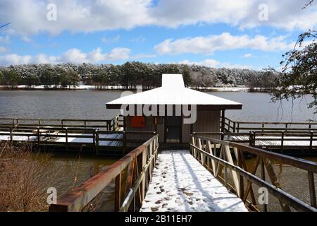 Ein frischer Schneefall beschichtet das Angeldock im Shelley Lake Park in Raleigh North Carolina. Stockfoto