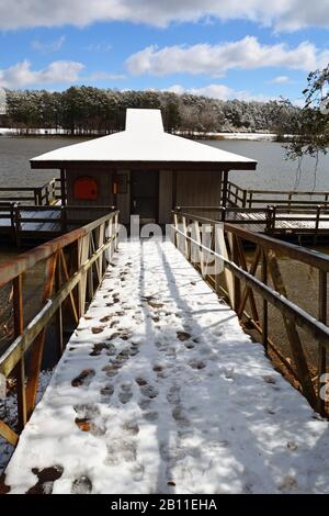 Ein frischer Schneefall beschichtet das Angeldock im Shelley Lake Park in Raleigh North Carolina. Stockfoto