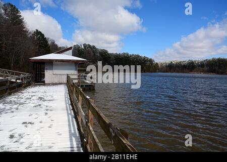 Ein frischer Schneefall beschichtet das Angeldock im Shelley Lake Park in Raleigh North Carolina. Stockfoto