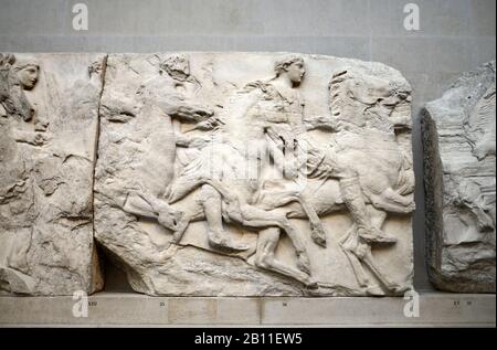 London, England, Großbritannien. British Museum, Bloomsbury. Die Parthenon Gallery - Unterkunft der Elgin Marbles. Parthenon Frieze - Reiter aus dem Südfries Stockfoto