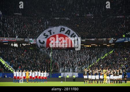 Hamburg, Deutschland. Februar 2020. Fußball: 2. Bundesliga, 23. Spieltag, Hamburger SV - FC St. Pauli, im Volksparkstadion. Hamburg (l) und St. Paulis Spieler stehen während einer Schweigeminute für die Hanauer Opfer auf dem Platz. Kredit: Christian Charisius / dpa - WICHTIGER HINWEIS: Gemäß den Vorschriften der DFL Deutsche Fußball Liga und des DFB Deutscher Fußball-Bund ist es untersagt, im Stadion und/oder aus dem fotografierten Spiel in Form von Sequenzbildern und/oder videoähnlichen Fotoserien auszunutzen oder auszunutzen./dpa/Alamy Live News Stockfoto