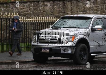 Ein Nummernschild der Stadt Gotham auf einem Auto plattierte mit Farbe, damit es während der Dreharbeiten in Glasgow schmutzig aussieht, um einen neuen Film für das Batman-Superheldenfranchise zu sehen. Stockfoto