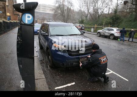 Ein Nummernschild der Stadt Gotham ist während der Dreharbeiten in Glasgow auf einem Auto angebracht, um einen neuen Film für das Batman-Superheldenfranchise zu drehen. Stockfoto