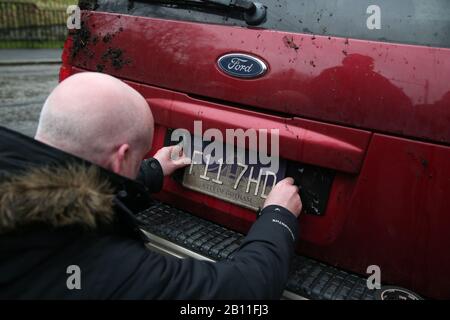 Ein Nummernschild der Stadt Gotham ist während der Dreharbeiten in Glasgow auf einem Auto angebracht, um einen neuen Film für das Batman-Superheldenfranchise zu drehen. Stockfoto