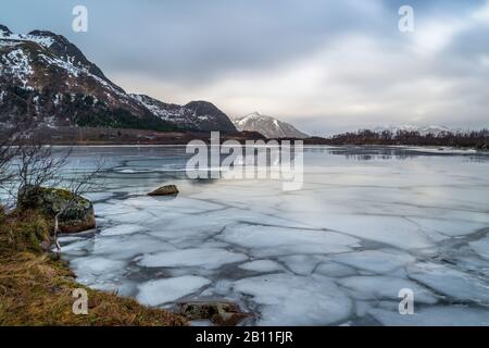 Rotvatnet-See mit Eisschollen auf der Insel ÿksnes, VesterÂlen, Norwegen Stockfoto