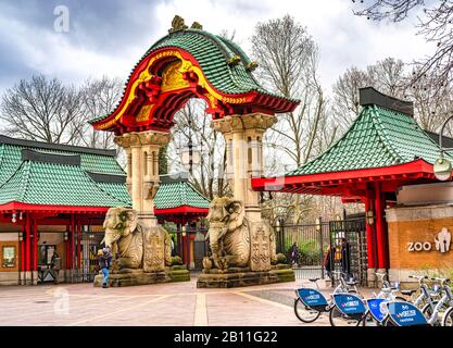 Berlin, Deutschland - 21. Februar 2020: Blick auf das berühmte Elefantentor des Zoologischen Gartens Berlin mit seinen Steinskulpturen und dem asiatisch wirkenden Stockfoto