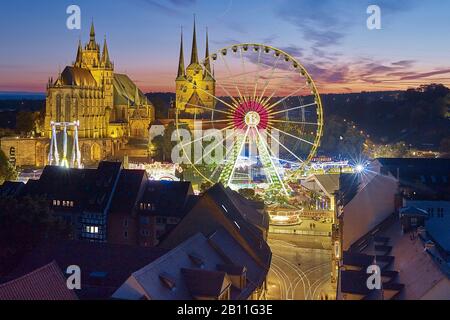 Blick über Erfurt mit Riesenrad, Dom und Sewerikirche zum Oktoberfest, Thüringen, Deutschland Stockfoto