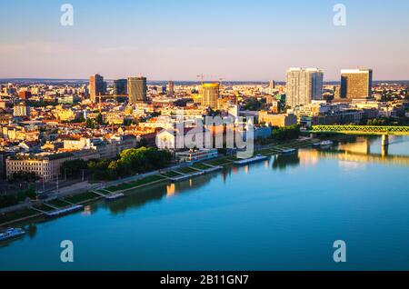 Panorama der Stadt Bratislava aus der Luft. Stadtbild mit Donau-Fluss und historischer Altstadt Stockfoto