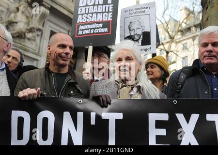 Anhänger von Julian Assange, darunter Yanis Varoufakis (zweite Linke) und Vivienne Westwood (Zentrum), beginnen einen marsch vom Australia House auf den Parliament Square in London und protestieren damit gegen Assanges Haft und Auslieferung. Stockfoto