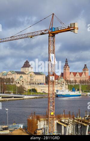 Szczecin, Polen - 21. Februar 2020: Baustelle des maritimen Wissenschaftszentrums mit Chromby-Embankment (Waly Chrobrego) in der Ferne. Stockfoto