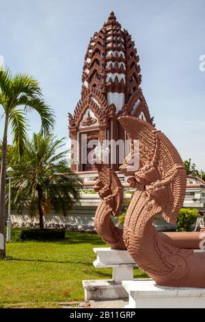 Skulpturen und das Heiligtum der Stadtsäule, Prachuap Khiri Khan, Thailand Stockfoto