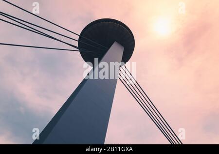 UFO-Brücke (neue Brücke) mit Aussichtsplattform über die Donau in Bratislava, Slowakei. Stockfoto