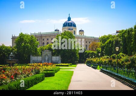 Volksgarten mit Blick auf Das Naturhistorische Museum. Wien, Österreich. Stockfoto