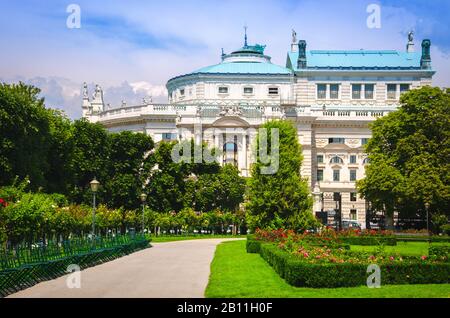 Volksgartenpark mit Blick auf das berühmte Wiener Burgtheater (Kaiserliches Hoftheater), Österreich. Stockfoto